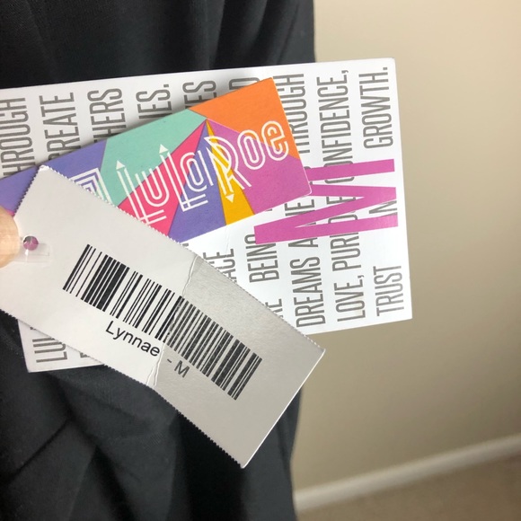 SOLD ❗️LulaRoe Solid Black Lynnae Top Medium - Picture 7 of 8